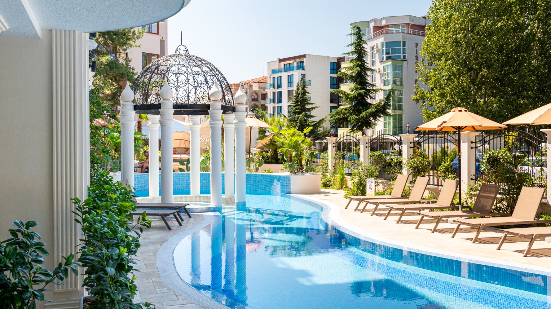 Harmony Suites 18 Dream Park – басейн и градина в Слънчев бряг