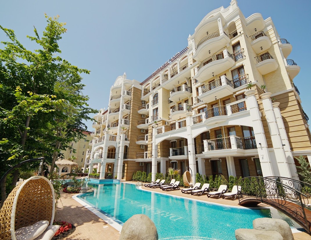 Harmony Suites Dream Island – фасада и басейн в Слънчев бряг